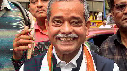 கொல்கத்தாவில் காங்கிரஸ் கட்சியில் இணைந்த அபிஜித் முகா்ஜி.