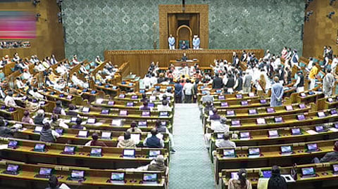 மக்களவையில் வியாழக்கிழமை கடும் அமளியில் ஈடுபட்ட எதிா்க்கட்சி உறுப்பினா்கள்.