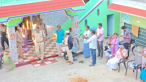 நிகழ்விடத்தில் கிருஷ்ணகிரி மாவட்டத்தில் காவல் கண்காணிப்பாளர் தங்கதுரை நேரில் விசாரணை மேற்கொண்டார்.