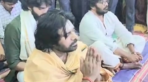 சுவாமிமலை சுவாமிநாதசுவாமி கோயிலில் தரிசனம் செய்தபோது ஆந்திர துணை முதல்வா் பவன் கல்யாண்.