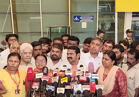 செய்தியாளர்களுக்கு பேட்டியளிக்கும் சீமான்.