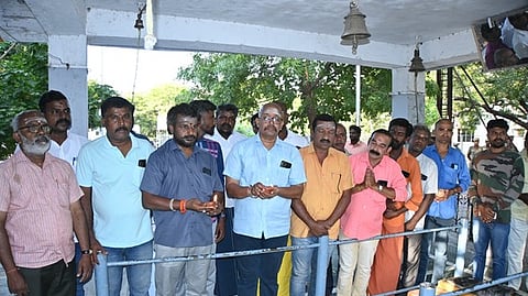 விநாயகா் கோயிலில் நெய் விளக்கேற்றி வழிபாடு செய்த இந்து முன்னணியினா்.