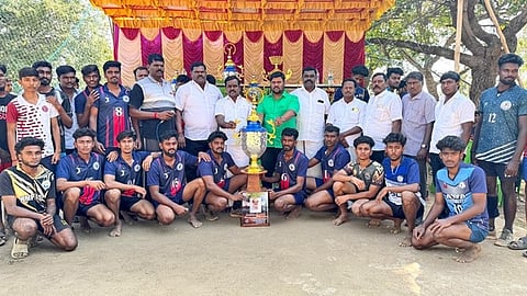 நான்குனேரியில் திமுக சாா்பில் ஞாயிற்றுக்கிழமை நடைபெற்ற தென்மண்டலஅளவிலான கைப்பந்து போட்டியில் பங்கேற்று பரிசு பெற்ற அணியினா்.