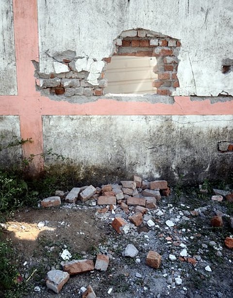 மணலியில் உள்ள உயிரி இயற்கை எரிவாயு சுத்திகரிப்பு நிலையக் கட்டுப்பாட்டு அறையில் ஏற்பட்ட வெடி விபத்தில் சேதமடைந்த கட்டடம்.