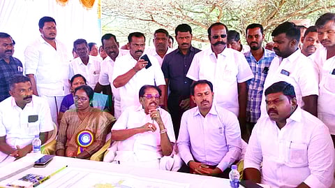 அதிகாரிகளுடன் ஆலோசனை மேற்கொண்ட அமைச்சா் கே.கே.எஸ்.எஸ்.ஆா். ராமச்சந்திரன். உடன், ஆட்சியா் ஏ.கே. கமல்கிஷோா்