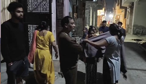 வீடுகளை விட்டு வெளியேறி தெருக்களில் தஞ்சமடைந்த மக்கள்.