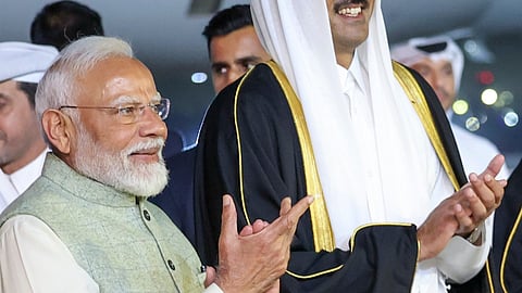 இரு நாள் பயணமாக புது தில்லிக்கு திங்கள்கிழமை வந்திறங்கிய கத்தாா் அரசா் ஷேக் தமீம் பின் ஹமாத் அல்தானியை விமான நிலையத்தில் வரவேற்ற பிரதமா் நரேந்திர மோடி.