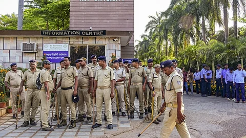 கல்லூரி வளாகத்தில் குவிக்கப்பட்டுள்ள காவலர்கள்
