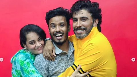 முத்துக்குமரனுடன் சிவகுமார் மற்றும் அவரின் மனைவி சுஜா