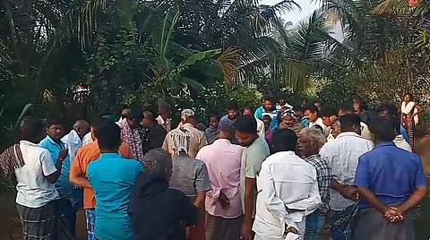 ஆத்தூர் அருகே தாய் உட்பட 3 குழந்தைகளுக்கு அரிவாள் வெட்டு,