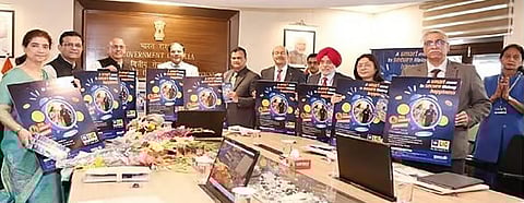 தில்லியில் எல்ஐசியின் ஸ்மாா்ட் ஓய்வூதியத் திட்டத்தை அறிமுகப்படுத்தப்படுத்திய மத்திய நிதி அமைச்சகத்தின் செயலா் எம்.நாகராஜு, மத்திய நிதி சேவைகள் துறையின் உதவி செயலா் டாக்டா் எம்.பி.டாங்கிராலா, இணைச் செயலா் ஸ்ரீ பா்ஷாந்த் குமாா் கோயல், எல்ஐசியின் தலைமை