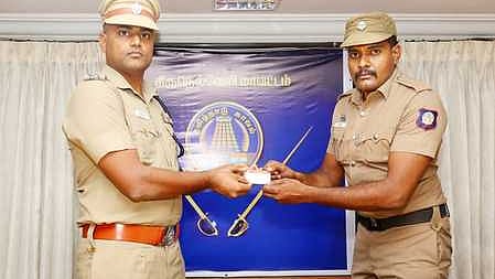 காவலா்களுக்கு பேருந்து பயண அட்டையை வழங்குகிறாா் எஸ்.பி. என். சிலம்பரசன்.