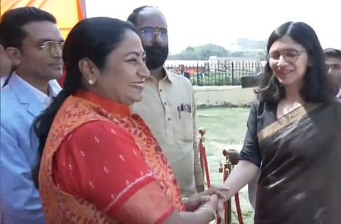 தில்லி முதல்வர் பதவியேற்பு விழாவில் ஸ்வாதி மாலிவால்