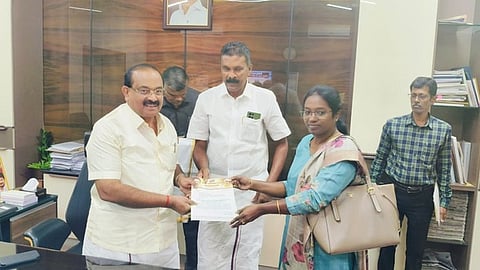 அமைச்சா் அர. சக்கரபாணியிடம் மனு அளித்த மாவட்ட திமுக பொறுப்பாளா் வே. ஜெயபாலன். உடன், ராணி ஸ்ரீகுமாா் எம்.பி.