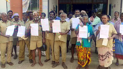 நகராட்சி அலுவலகத்தை முற்றுகையிட்ட தூய்மைப் பணியாளா்கள்.