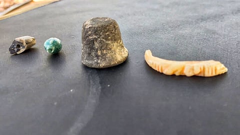 வெம்பக்கோட்டை அருகே 3-ஆம் கட்ட அகழாய்வின் போது வியாழக்கிழமை கண்டறியப்பட்ட அரிய வகை அகெட் கல் மணி, பச்சை நிற கண்ணாடி மணி, சுடுமண் ஆட்டக் காய், சங்கு வளையல்.