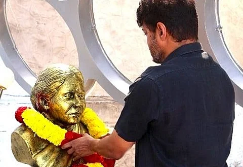 அஞ்சலையம்மாள் சிலைக்கு மரியாதை செலுத்தும் விஜய்.