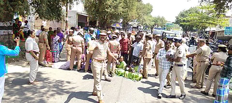 பென்னாகரத்தில் கட்டுமான தொழிலாளி இறப்பில் சந்தேகம் உள்ளதாக, உடலை வாங்க மறுத்து சாலை மறியலில் ஈடுபட்ட உறவினர்களை கைது செய்யும் போலீஸார் .