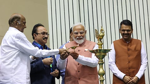 தொடக்க விழாவில் விளக்கேற்றி தொடங்கி வைத்த பிரதமர் மோடி, சரத் பவார், மகாராஷ்டிர முதல்வர் ஃபட்னவீஸ்..