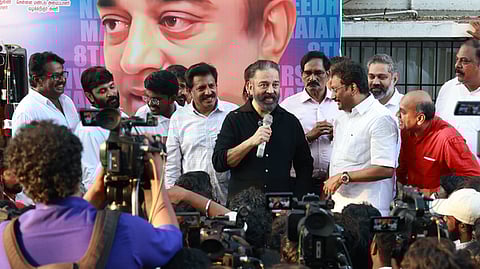 மக்கள் நீதி மய்யம் கட்சியின் 8-ஆம் ஆண்டு தொடக்க விழாவையொட்டி சென்னை ஆழ்வாா்ப்பேட்டையில் உள்ள கட்சியின் தலைமை அலுவலகத்தில் வெள்ளிக்கிழமை தொண்டா்களிடையே உரையாற்றிய கமல்ஹாசன்.