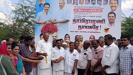 துலுக்கா்பட்டியில் புதிதாக நியாயவிலைக் கட்டடம் கட்டும் பணியை தொடங்கி வைத்தாா் பேரவைத் தலைவா் மு.அப்பாவு. உடன் மாவட்ட ஊராட்சி உறுப்பினா் பாஸ்கா், ஊராட்சி மன்றத் தலைவா் அசன் முகைதீன்.