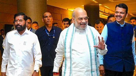 மகாராஷ்டிர மாநிலம் புணேயில் மத்திய உள்துறை அமைச்சா் அமித் ஷா, முதல்வா் ஃபட்னவீஸ், துணை முதல்வா் ஏக்நாத் ஷிண்டே.