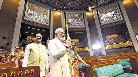 புதிய நாடாளுமன்றத்தில் செங்கோலை நிறுவிய பிரதமர் நரேந்திர மோடி