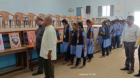 ஓவியக் கண்காட்சியை திறந்து வைத்து பாா்வையிட்ட கல்லூரி முதல்வா் கு.பாலசுப்பிரமணியன்.