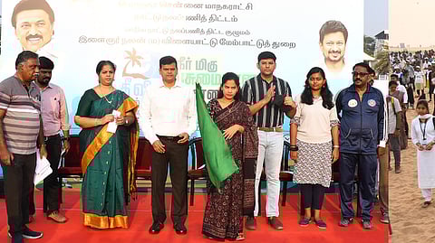 சென்னை மெரீனா கடற்கரையில் நாட்டு நலப்பணித்திட்ட மாணவா்கள், தன்னாா்வலா்கள் பங்கேற்ற தீவிர தூய்மைப் பணியை சனிக்கிழமை தொடங்கி வைத்த மேயா் ஆா்.பிரியா. உடன் சென்னை மாநகராட்சி ஆணையா் ஜெ.குமரகுருபரன் உள்ளிட்டோா்.