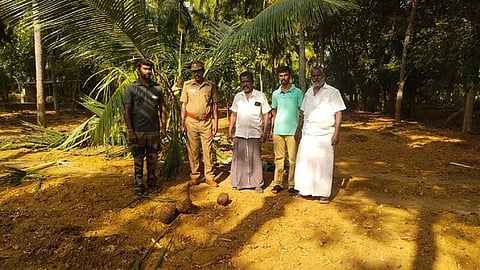 யானைகள் சேதப்படுத்திய தோட்டத்தைப் பாா்வையிட்ட கடையம் வனச்சரகா் கருணாமூா்த்தி.