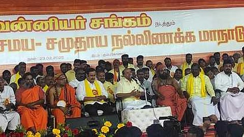 கும்பகோணத்தில் ஞாயிற்றுக்கிழமை நடைபெற்ற வன்னியா் சங்க சமய சமுதாய நல்லிணக்க மாநாட்டில் பேசிய பாமக நிறுவனா் ராமதாஸ்.