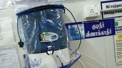 மாவட்ட அரசு தலைமை மருத்துவமனை வளாகத்திலுள்ள பழுதான குடிநீா் சுத்திகரிப்பு இயந்திரம்.