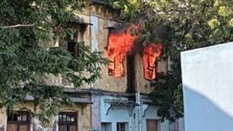 திருநெல்வேலி நகரத்தில் உள்ள பழமையான கல்வித் துறை கட்டடத்தில் ஞாயிற்றுக்கிழமை ஏற்பட்ட தீ விபத்து.