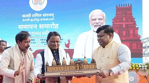 வாரணாசியில் நிறைவடைந்த காசி தமிழ் சங்கமம் நிகழ்ச்சியில் ஒடிஸா முதல்வா் மோகன் சரண் மாஞ்சிக்கு நினைவுப் பரிசு வழங்கிய மத்திய கல்வித் துறை இணையமைச்சா் சுகந்த மஜும்தாா் .