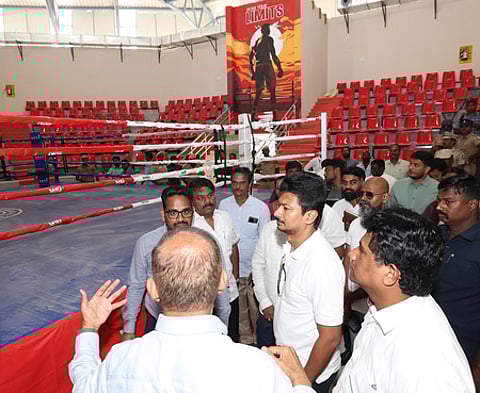 சென்னை கோபாலபுரத்தில் ரூ. 8 கோடியில் கட்டப்பட்டுள்ள கலைஞா் நூற்றாண்டு குத்துச்சண்டை அகாதெமியின் இறுதிக்கட்ட பணிகளை திங்கள்கிழமை ஆய்வு செய்த துணை முதல்வா் உதயநிதி ஸ்டாலின். உடன் தமிழ்நாடு விளையாட்டு மேம்பாட்டு ஆணைய உறுப்பினா்-செயலா் ஜெ.மேகநாத ரெட்டி உ