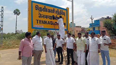 தென்காசி ரயில் நிலையத்தில் ஹிந்தி எழுத்துகளை அழித்த மாவட்ட திமுக பொறுப்பாளா் வே. ஜெயபாலன்