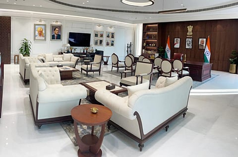 அலங்கரிப்பு...
மகாத்மா காந்தி, பாபா சாகேப் பீம்ராவ் அம்பேத்கா், பகத் சிங், குடியரசுத் தலைவா் மற்றும் பிரதமா் ஆகியோரின் படங்களால் அலங்கரிக்கப்பட்டுள்ள தில்லி முதல்வா் ரேகா குப்தா அறை.