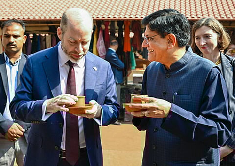 தில்லியில் பிரிட்டன் வணிகம் மற்றும் வா்த்தகத் துறை அமைச்சா் ஜோனாதன் ரெனால்ட்ஸுடன் மத்திய அமைச்சா் பியூஷ் கோயல்.