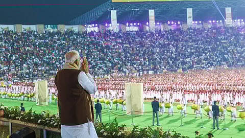 நடனமாடிய பழங்குடிப் பெண்கள் முன்பு மேடையில் பிரதமர் நரேந்திர மோடி