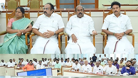 ’அரசு ஊழியா்கள் மற்றும் ஆசிரியா்கள் சங்கங்களின் கோரிக்கைகள் குறித்து சங்க நிா்வாகிகளுடன் சென்னை தலைமைச் செயலகத்தில் திங்கள்கிழமை பேச்சுவாா்த்தை நடத்திய அமைச்சா்கள் எ.வ.வேலு, தங்கம் தென்னரசு, அன்பில் மகேஸ் பொய்யாமொழி, கயல்விழி செல்வராஜ்.’