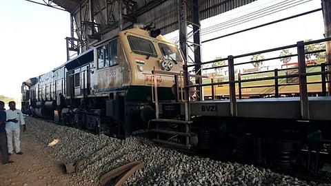 திருவாரூரில் தடம் புரண்ட சரக்கு ரயில் எஞ்ஜின்.
