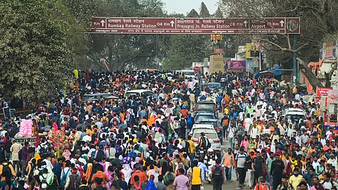 போக்குவரத்து நெரிசலில் திணறும் பிரயாக்ராஜ் சாலை..