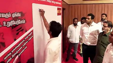 மத்திய, மாநில அரசுகளுக்கு எதிரான கெட் அவுட் இயக்கம்: விஜய் தொடங்கி வைத்தார்!