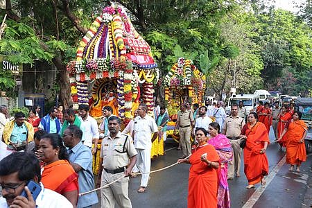 திருப்பதியில் நடைபெற்ற போகித் தேரோட்டம், (உள்படம்) அலங்காரத்தில் சுவாமி.