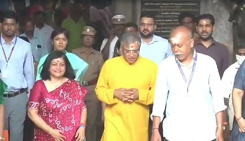 மதுரை மீனாட்சி அம்மன் கோவிலில் குடும்பத்தினருடன் சாமி தரிசனம் செய்த இந்திய தலைமைத் தேர்தல் ஆணையர் ஞானேஷ் குமார்