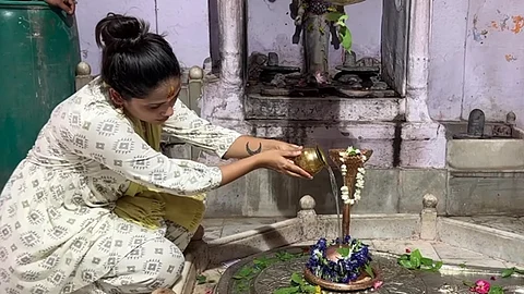 சிவாலயத்தில் வழிபாடு செய்யும் மதுமிதா