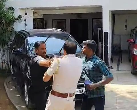 சீமான் வீட்டில் போலீஸாருடன் தள்ளுமுள்ளு: காவலாளி உள்பட இருவா் கைது