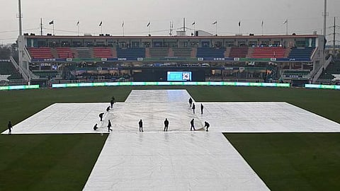 மழையால் மூடிவைக்கப்பட்டுள்ள ஆடுகளம்..