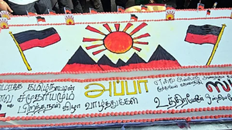 முதல்வர் மு.க. ஸ்டாலின் பிறந்தநாளை கேக் வெட்டி கொண்டாடும் திமுகவினர்