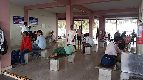 புதிய பேருந்து நிலையத்தில் கூடுதல் இருக்கை வசதி அமைக்க கோரிக்கை